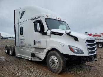  Salvage Freightliner Cascadia 1