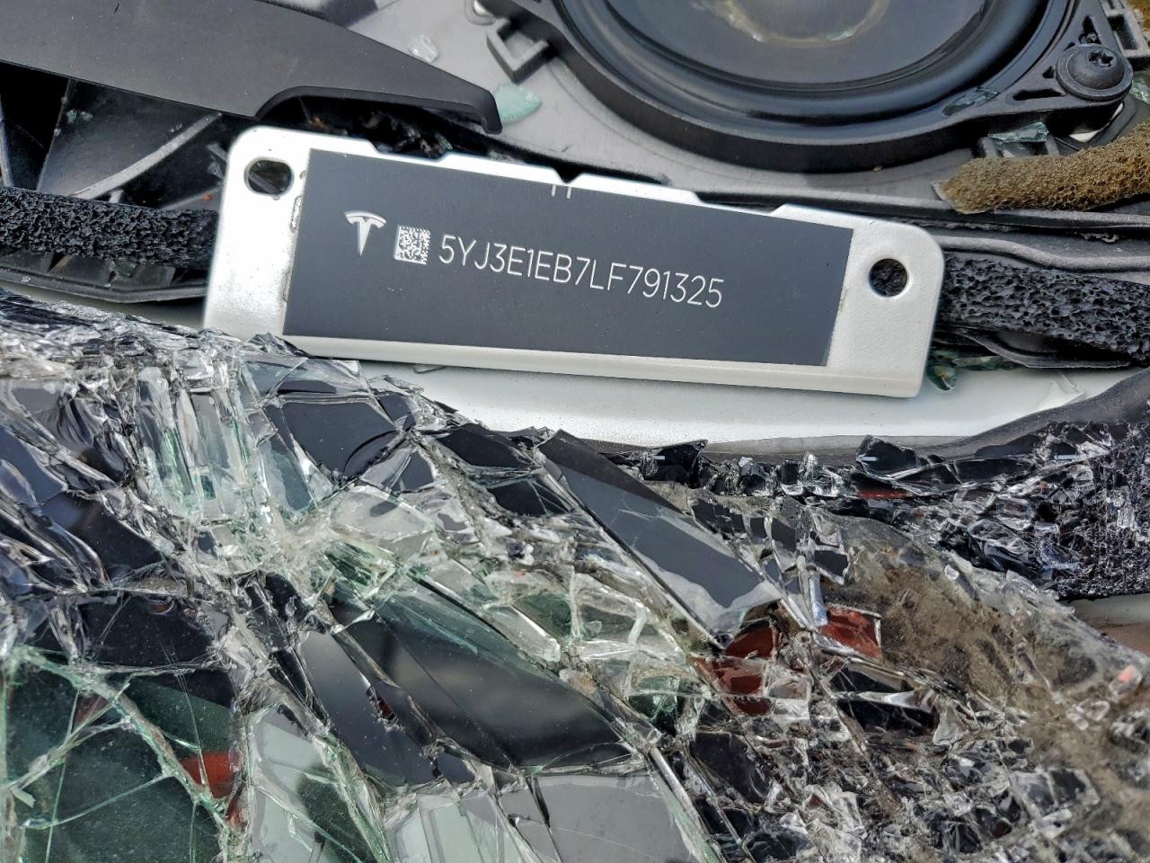 Tesla Model 3 Image 11