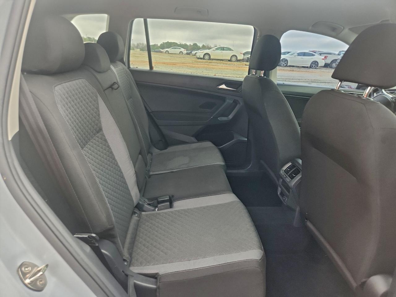 Volkswagen Tiguan S Image 11