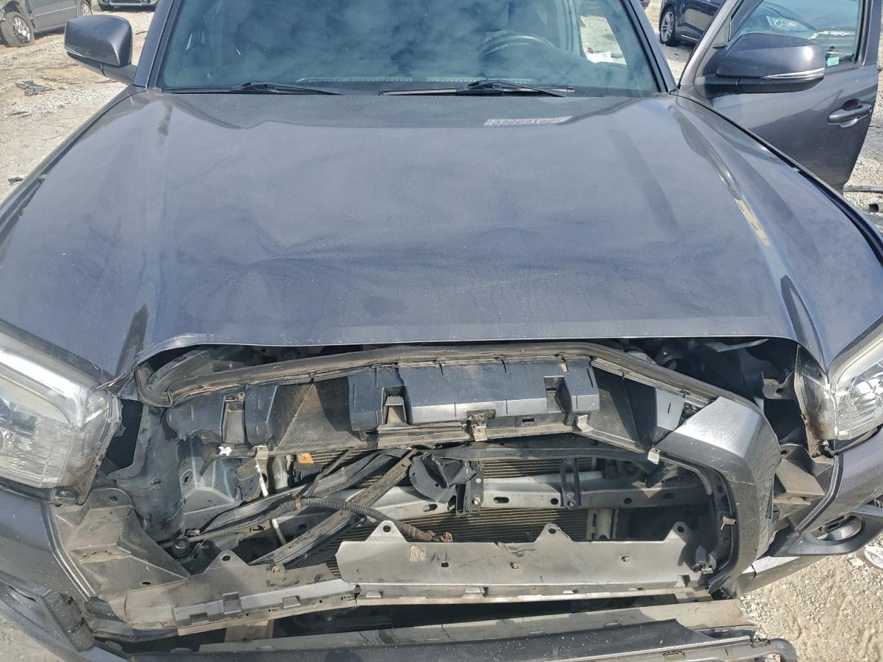 Toyota Tacoma Double Cab Image 8