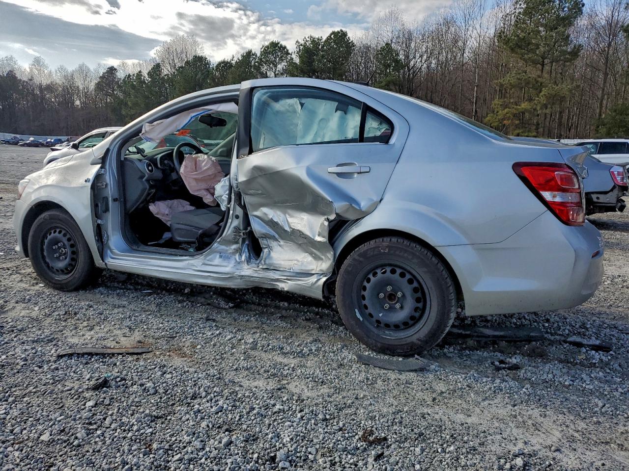 Chevrolet Sonic Ls Image 3