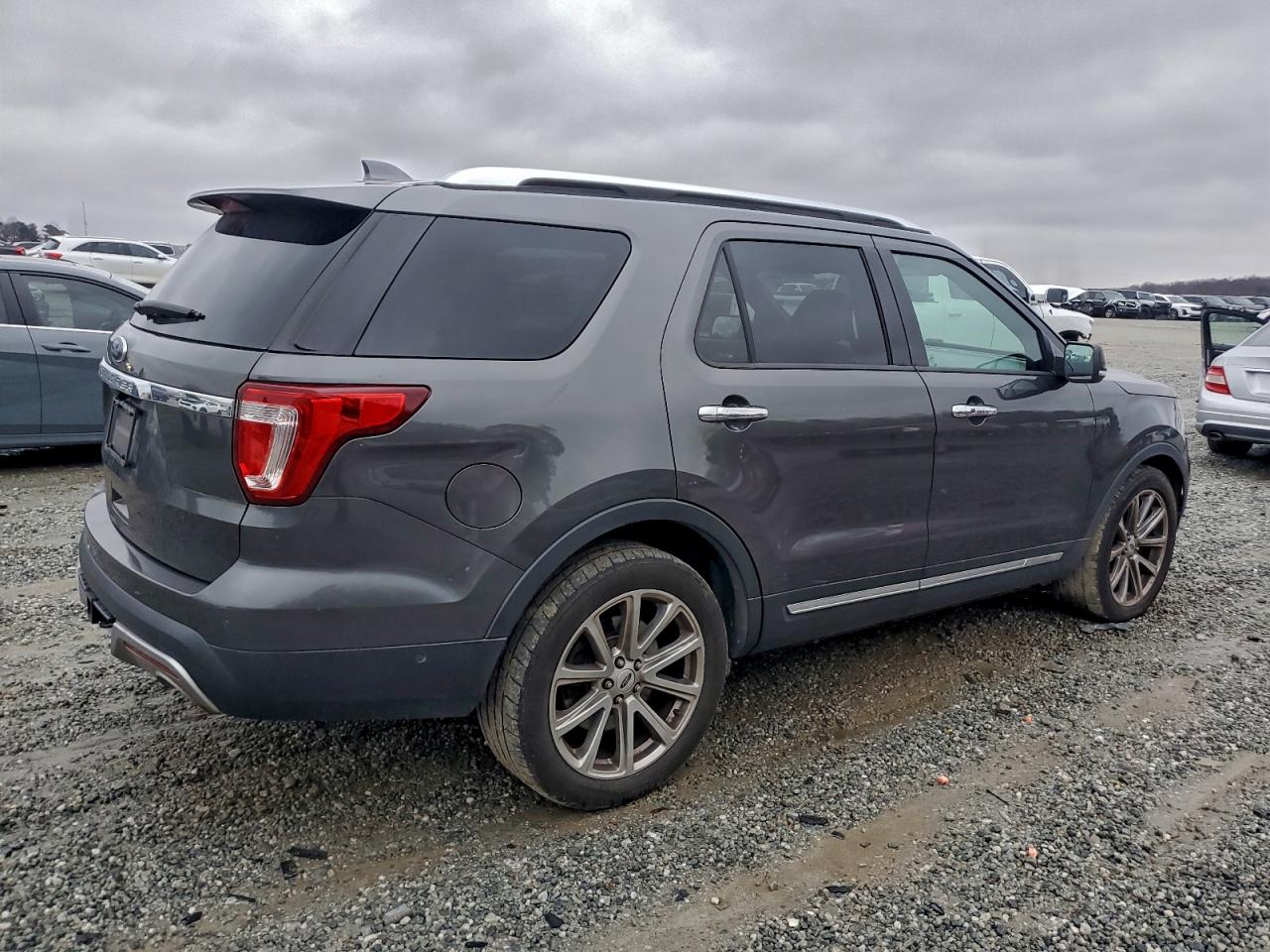 Ford Explorer Limited Image 13