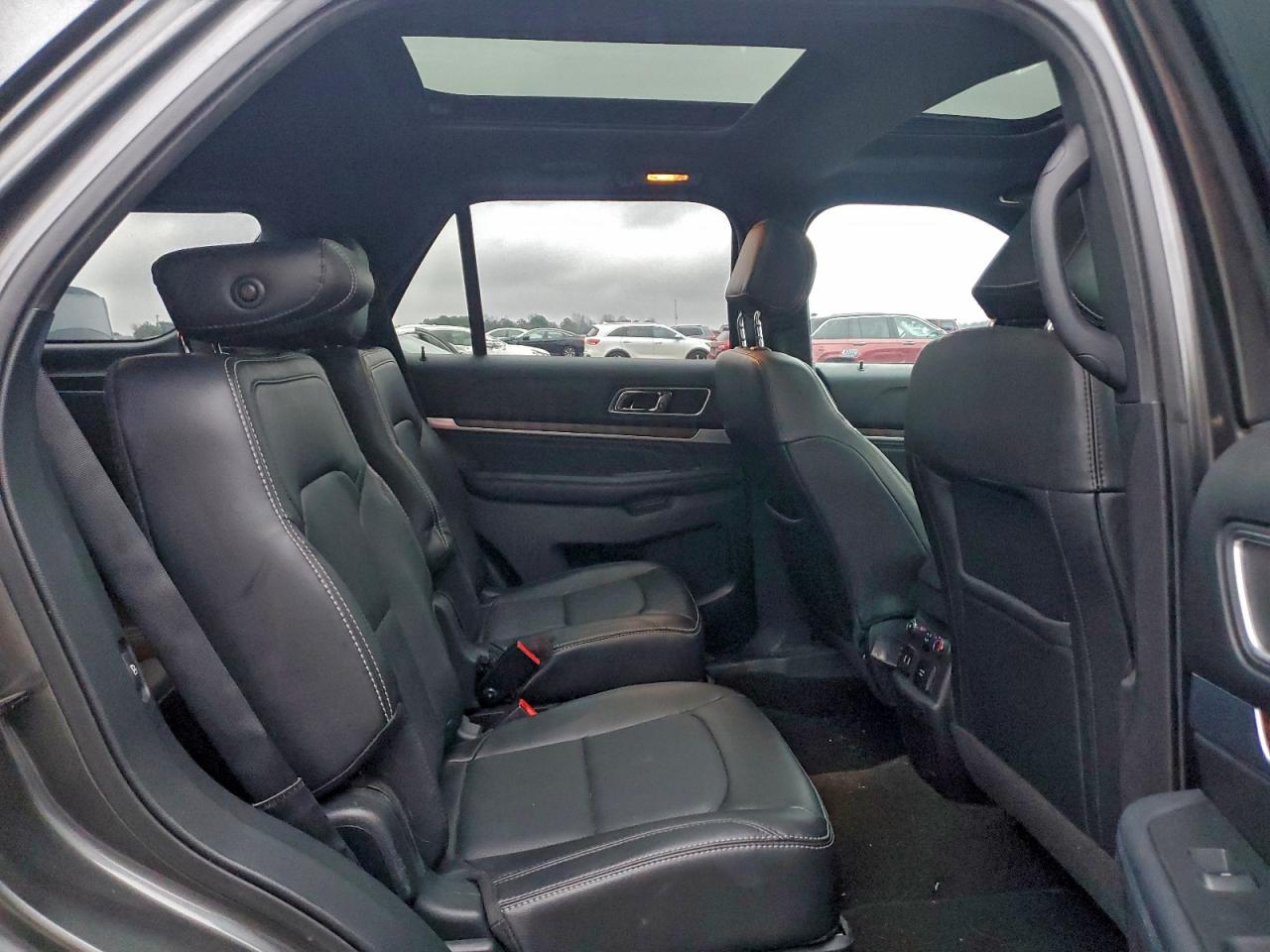 Ford Explorer Limited Image 6