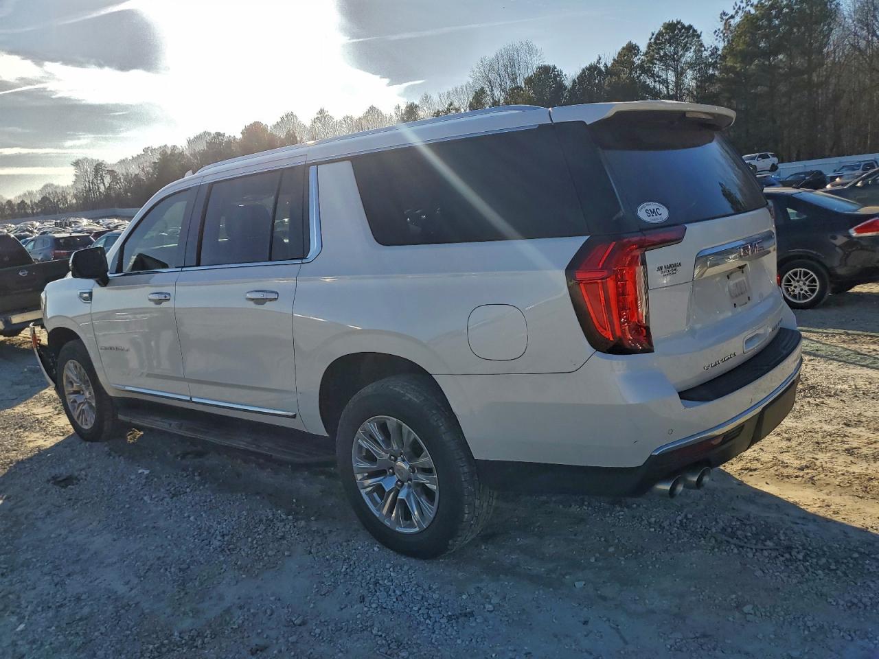 GMC Yukon Denali Image 14