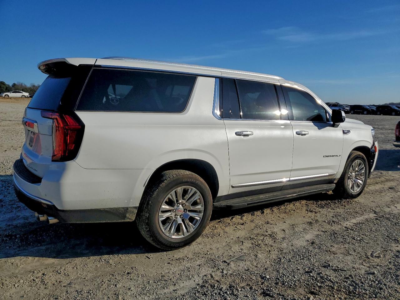 GMC Yukon Denali Image 4