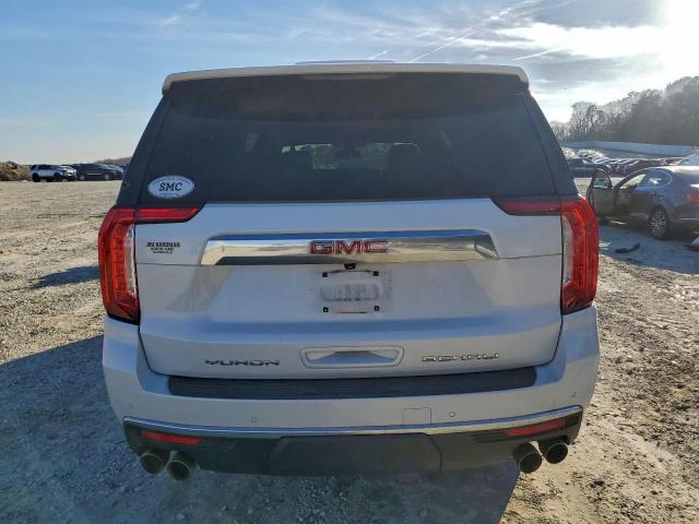 GMC Yukon Denali Image 3