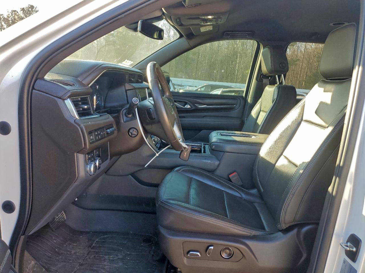 GMC Yukon Denali Image 5