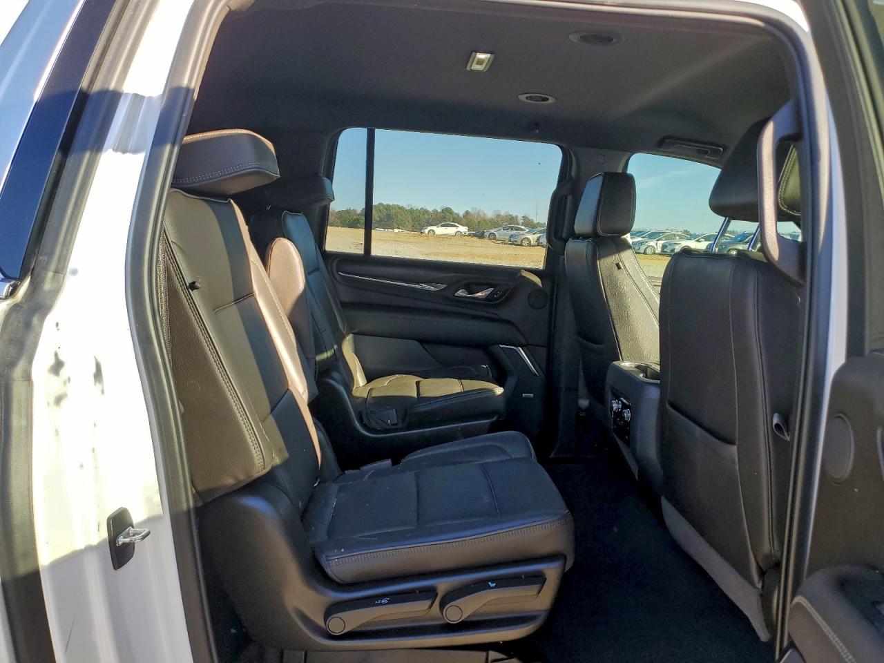 GMC Yukon Denali Image 8