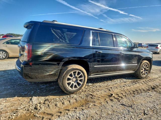 GMC Yukon Denali Image 9