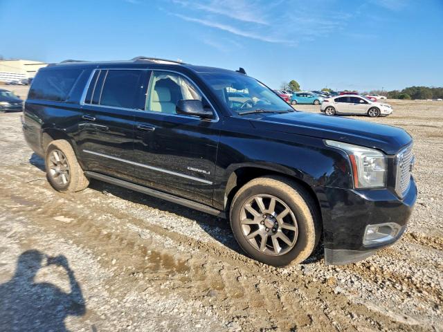 GMC Yukon Denali Image 10