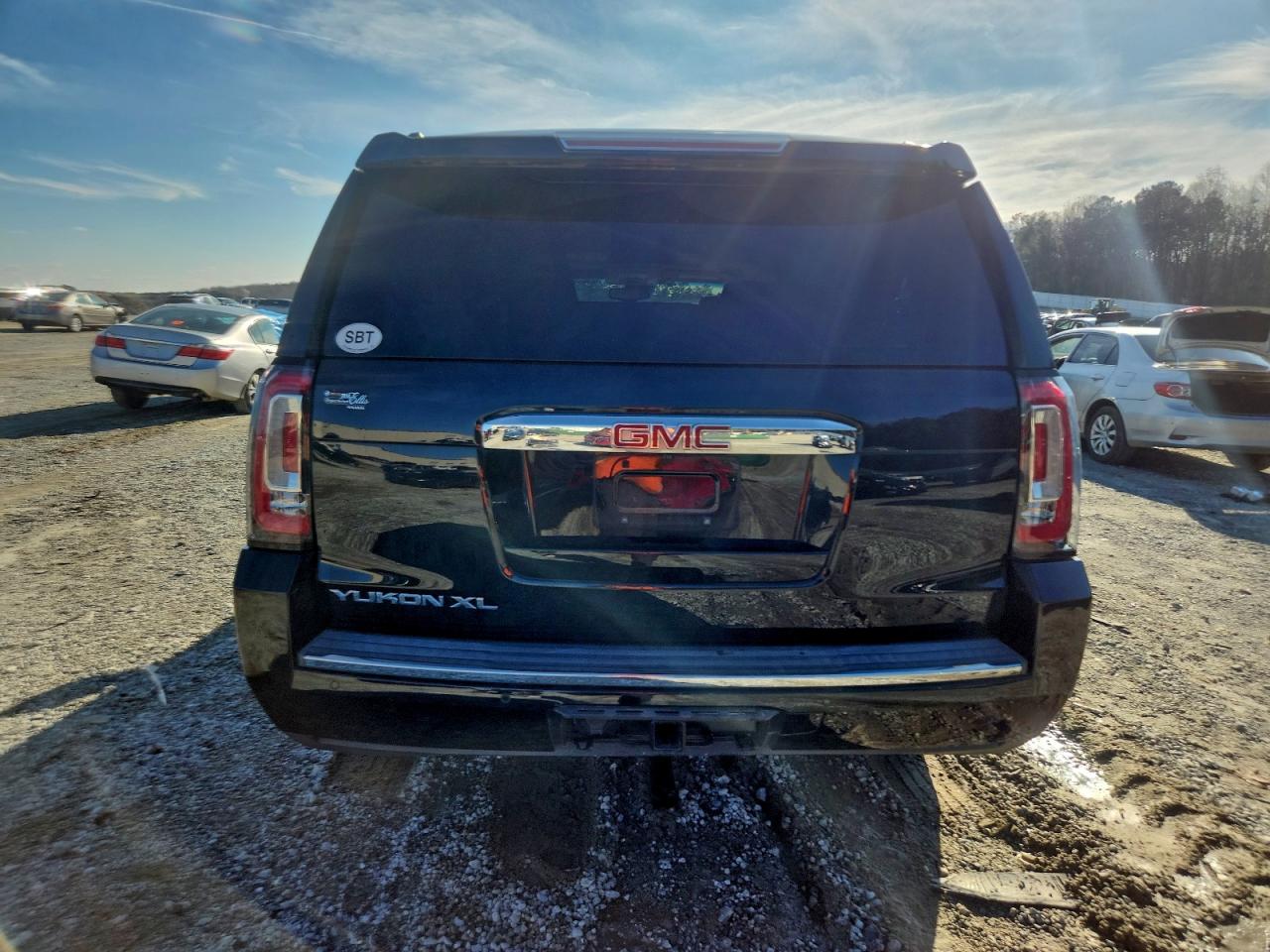 GMC Yukon Denali Image 12