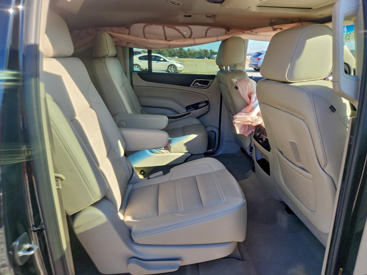 GMC Yukon Denali Image 8