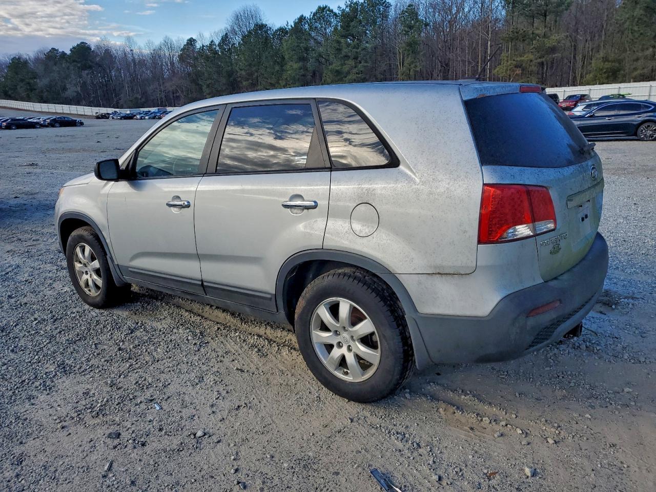 Kia Sorento Base Image 12