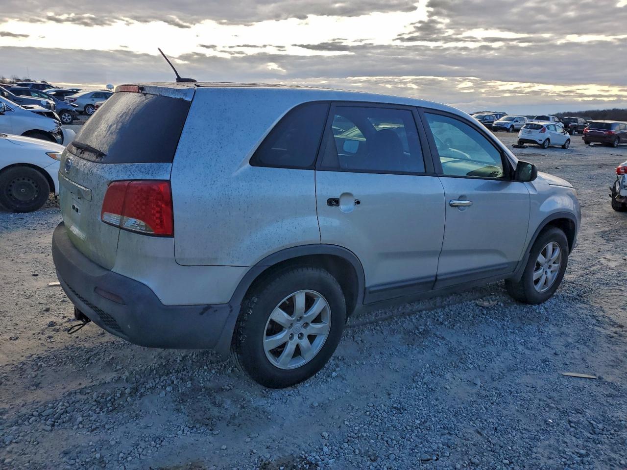 Kia Sorento Base Image 2