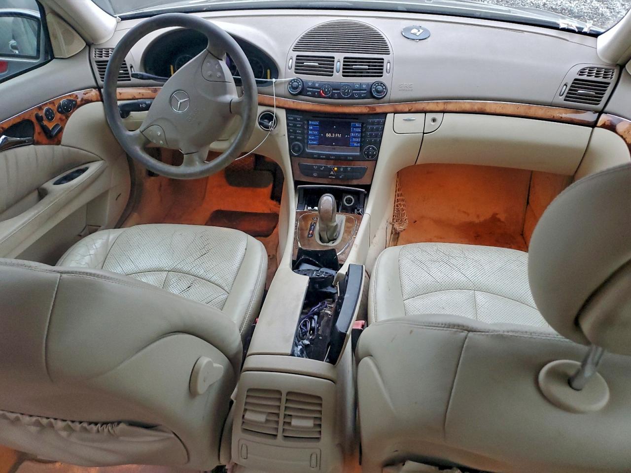 Mercedes-Benz E-Class 320 Image 4