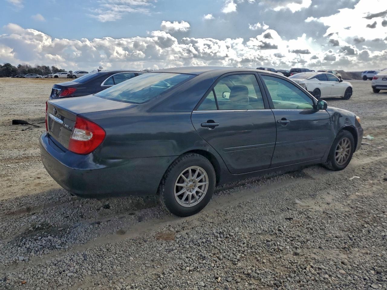 Toyota Camry Le Image 12