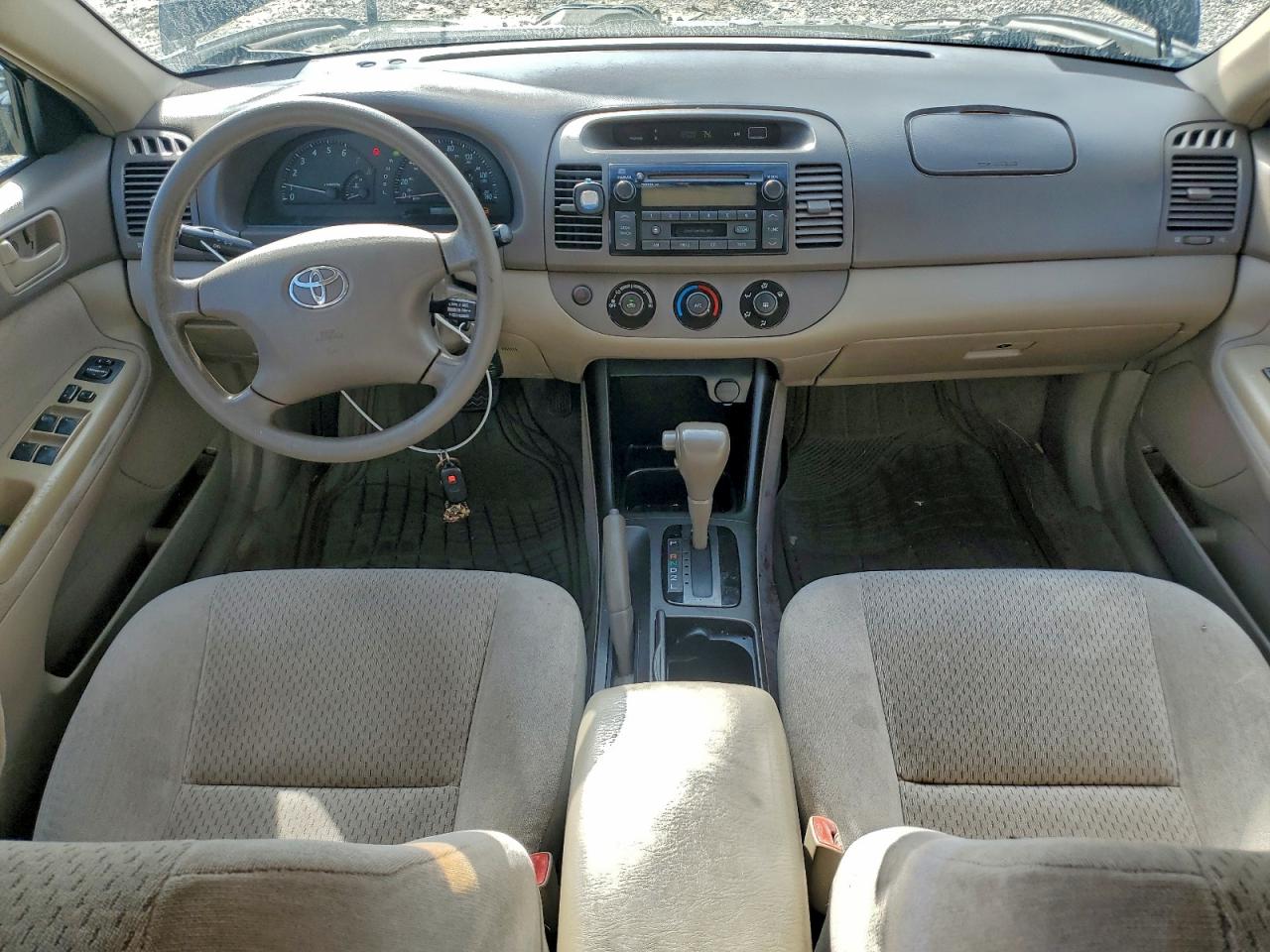 Toyota Camry Le Image 5