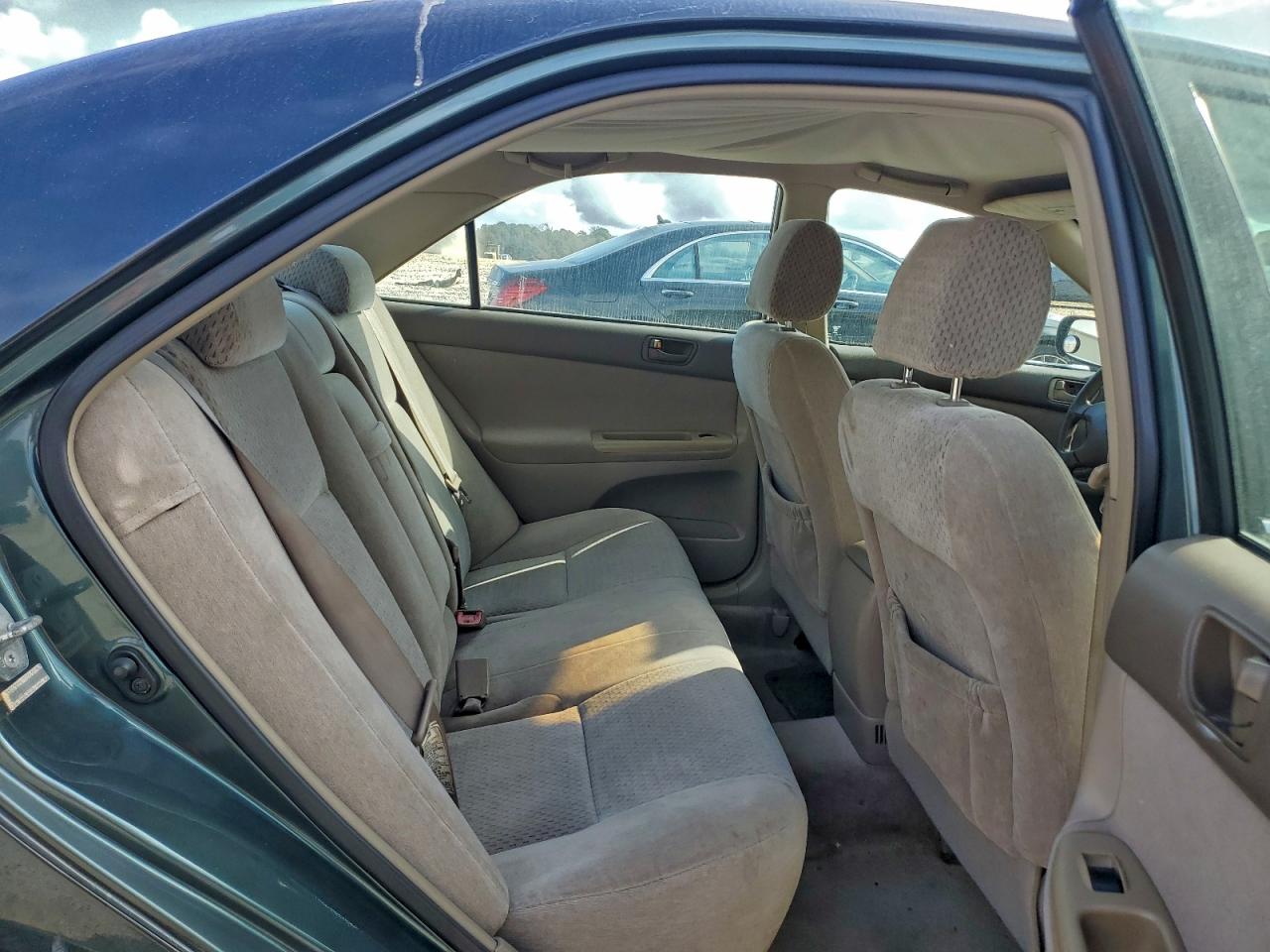 Toyota Camry Le Image 4