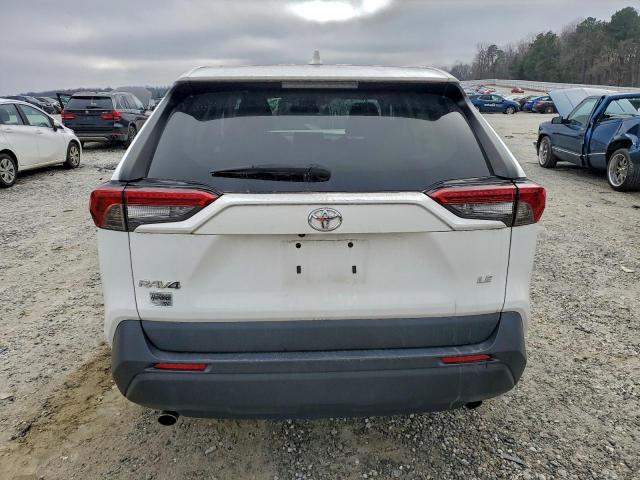 Toyota RAV4 Le Image 11