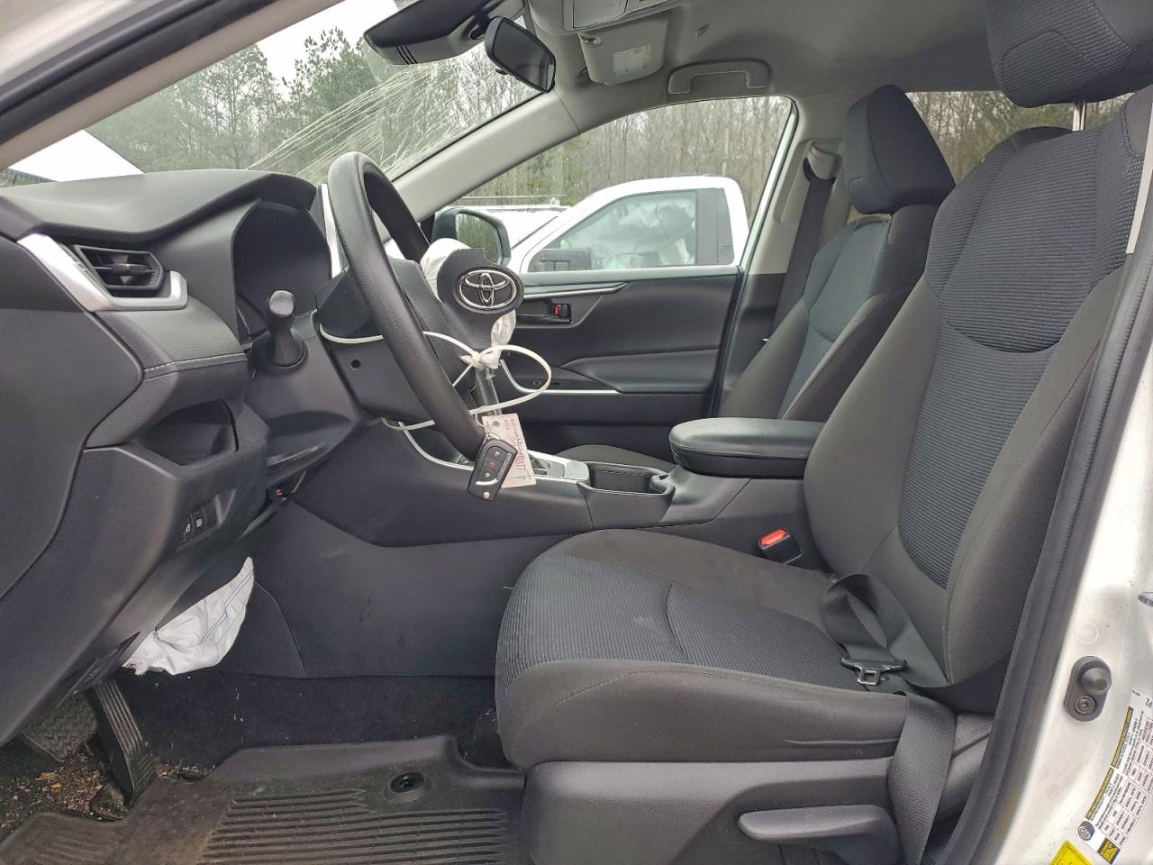 Toyota RAV4 Le Image 4