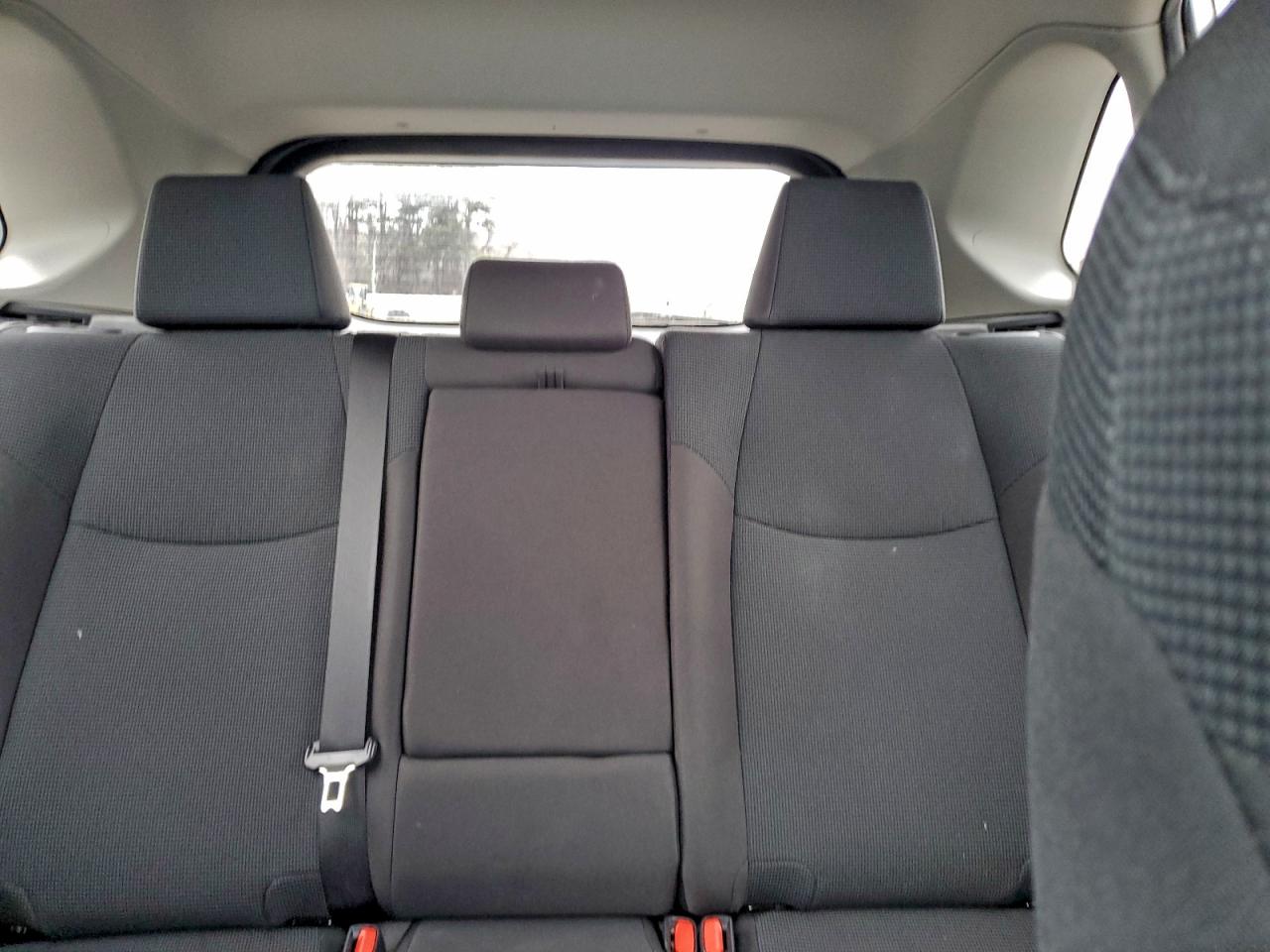 Toyota RAV4 Le Image 12