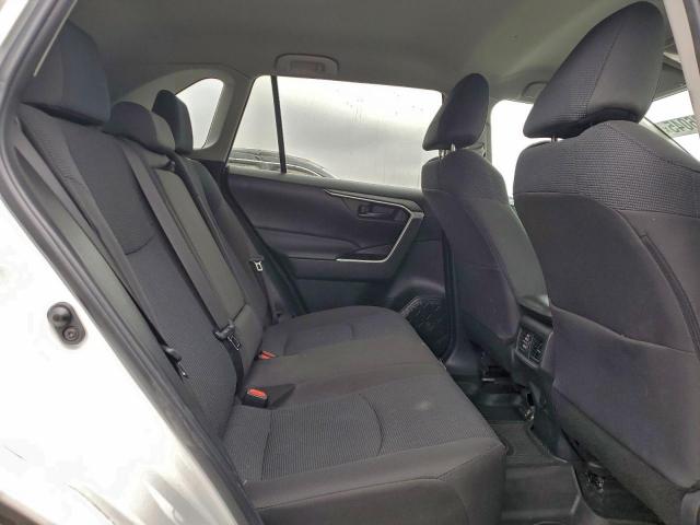 Toyota RAV4 Le Image 6