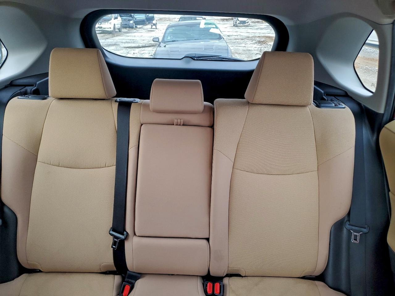 Toyota RAV4 Le Image 8