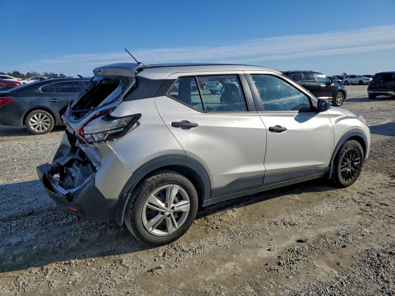 Nissan Kicks S Image 2